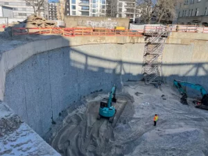 Blick in das Regenrückhaltebecken im Bau. Der Laserscanner ermöglicht die Deformationsanalyse.