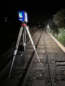 Laserscanner bei Nachtmessung der Gleisanlagen in Berlin-Gesundbrunnen